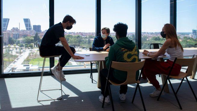 Las becas cubren entre el 50% y el 100% de la matrícula según las necesidades de las candidatas, y están especialmente enfocada a mujeres profesionales de países en desarrollo o emergente, que tengan un n alto nivel de inglés y fuerte compromiso social.