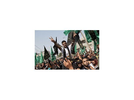 Al Sarsak fue recibido por una multitud en la franja de Gaza.