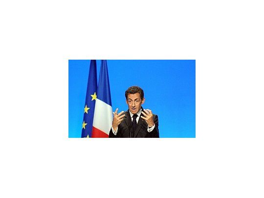 El gobierno de Nicolás Sarkozy sufrió un duro revés político, con el pedido realizado por los eurodiputados.