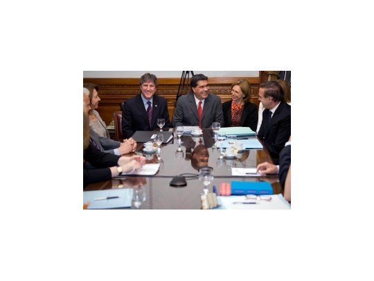 El vicepresidente de la Nación, Amado Boudou junto al Jefe de Gabinete, Jorge Capitanich, durante la reunión que mantuvieron con los presidentes de bloques del Senado.