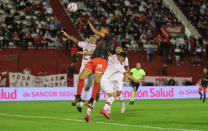 huracan no pudo ante barracas central, que sumo un triunfo clave