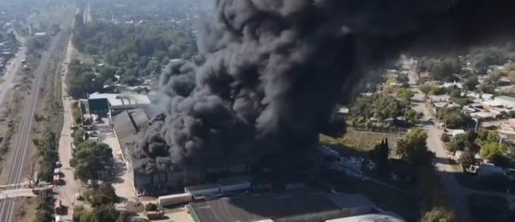 Defensa Civil informó que hay riesgo de colapso mientras de momento no se registraron heridos. Defensa Civil informó que hay riesgo de colapso mientras de momento no se registraron heridos.