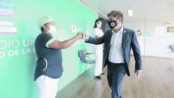 Ritmo. Casi 30 mil bonaerenses reciben diariamente una dosis de la vacuna contra el covid-19, según confirmó ayer el gobernador Axel Kicillof al visitar el centro de inmunización del Estadio Único Diego Armando Maradona, de La Plata. Allí, mayores de 70 años esperaban para recibir la primera dosis como parte del plan de escalada etaria dispuesta por el Gobierno provincial, que arrancó con los trabajadores de la Salud y que en los próximos días sumará a los docentes.