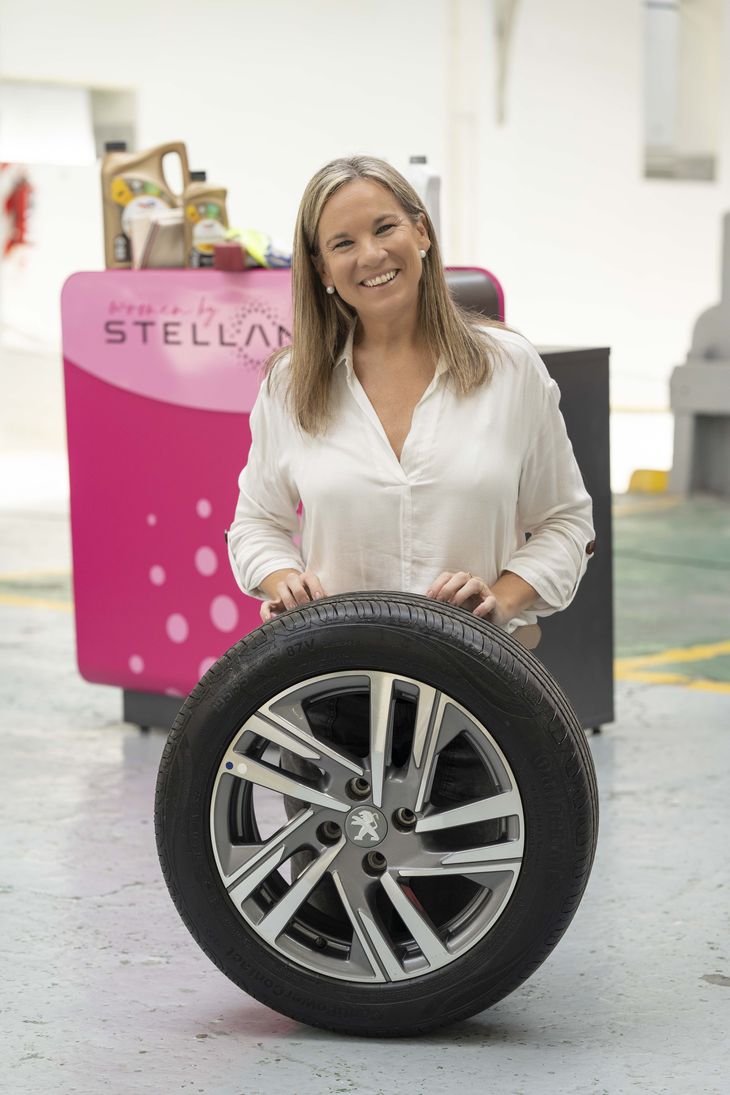 Desde cómo sentarse frente al volante hasta cómo cambiar una rueda, todo eso enseñan en el workshop Women By Stellantins. Desde cómo sentarse frente al volante hasta cómo cambiar una rueda, todo eso enseñan en el workshop Women By Stellantins.