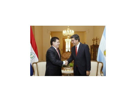 El presidente de Paraguay, Horacio Cartes y el jefe de Gabinete, Jorge Capitanich, en el palacio de Gobierno paraguayo.