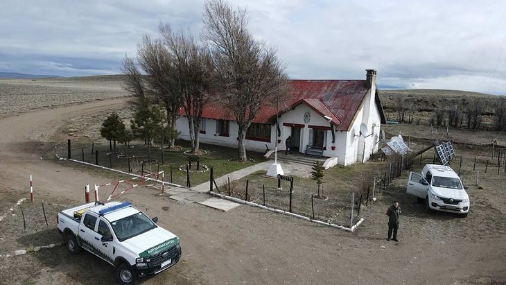 Presencia en frontera: personal de Gendarmería en uno de los puestos conectados con tecnología satelital para mejorar comunicación y operación Presencia en frontera: personal de Gendarmería en uno de los puestos conectados con tecnología satelital para mejorar comunicación y operación