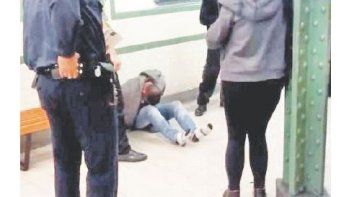 El hombre fue detenido por la Metropolitana. En frente, la víctima, que indignada lo insultaba en la estación Pasco.