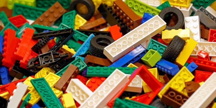 Los ladrillos Lego, el juguete que se inventó de casualidad y hasta genera millones de ventas en todo el mundo