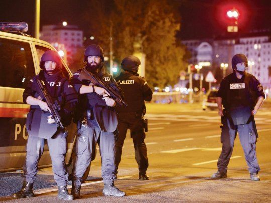 CONFUSIÓN.&nbsp; Viena estaba militarizada anoche.&nbsp; Al cierre de esta edición no estaba claro quienes habían sido los perpetradores de los tiroteos, aunque las fuentes policiales ya lo habían calificado de “terrorismo”.