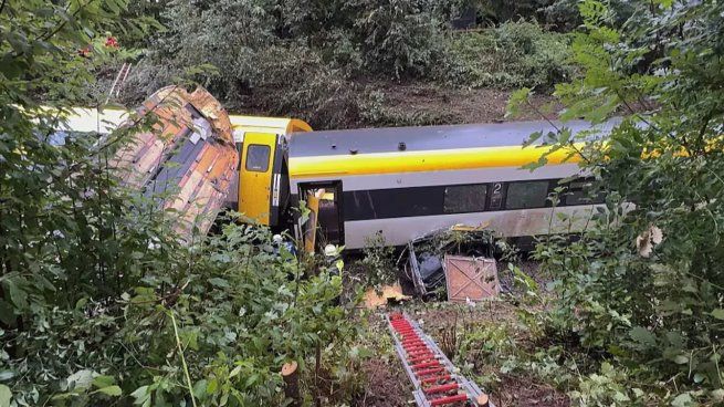 Así quedó el tren tras descarrilar en Alemania