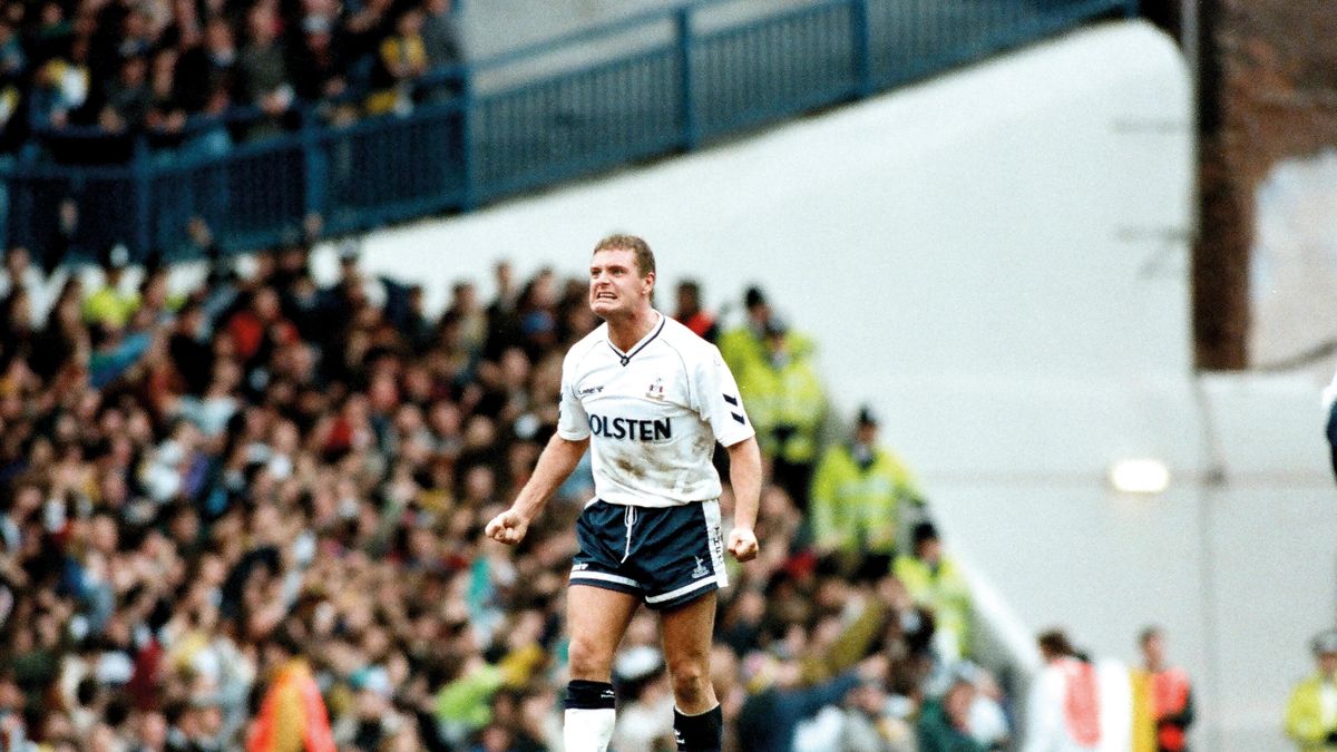 He was one of the best footballers in the 90s and today he lives in his agent’s house while he fights alcoholism