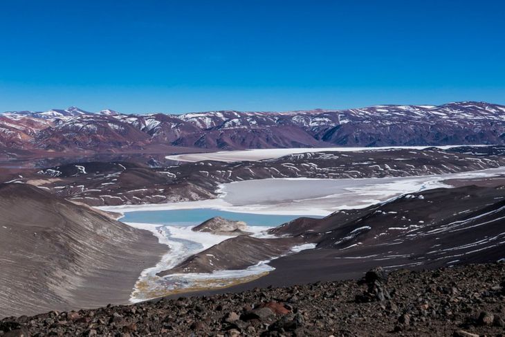 El Balcón de Pissis, en Catamarca, ofrece una de las panorámicas más impactantes de la cordillera de los Andes, con volcanes, lagunas y paisajes de altura. La excursión desde Tinogasta o Fiambalá, por la Ruta de los Seismiles hasta Cortaderas, cuesta $120.000 por persona El Balcón de Pissis, en Catamarca, ofrece una de las panorámicas más impactantes de la cordillera de los Andes, con volcanes, lagunas y paisajes de altura. La excursión desde Tinogasta o Fiambalá, por la Ruta de los Seismiles hasta Cortaderas, cuesta $120.000 por persona