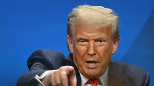 Mientras JD Vance ya arribó a Pakistán para comenzar la segunda rueda de negociaciones de paz con Irán, Donald Trump -casi como queriendo boicotearlo- eleva su retórica amenazando al régimen, viendo como su estrategia de bloqueo no le aportó ninguna ventaja Mientras JD Vance ya arribó a Pakistán para comenzar la segunda rueda de negociaciones de paz con Irán, Donald Trump -casi como queriendo boicotearlo- eleva su retórica amenazando al régimen, viendo como su estrategia de bloqueo no le aportó ninguna ventaja