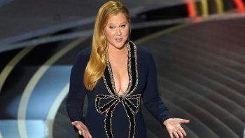 premios oscar: una de las presentadoras niega haberse robado los chistes que hizo de twitter