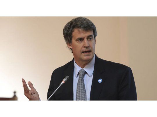Prat Gay les remarcó a los que quieran adherir (al blanqueo), que insistan más allá de los bancos, porque advirtió que es mucho más barato pagar ahora la multa de 10% que el año que viene, que puede ser de 65%, de total de activos que tengan sin declarar.