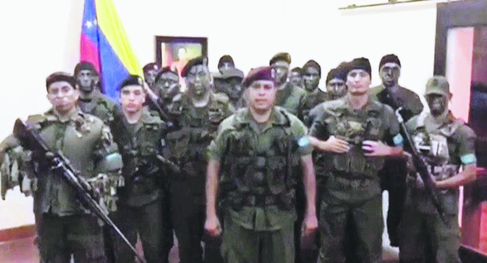 Juan Carlos Caguaripano ofrece un mensaje llamando a una insurrección cívico-militar antes del asalto.