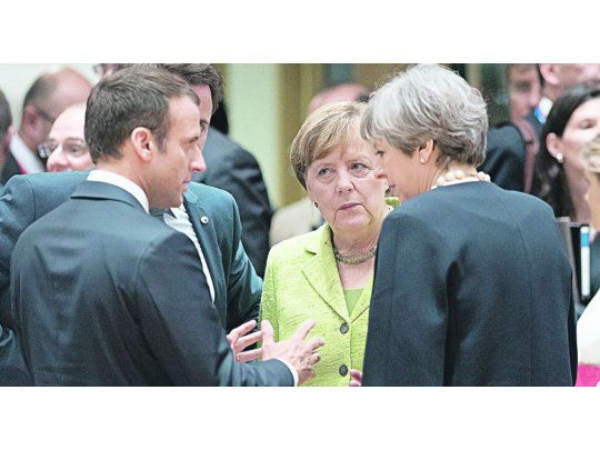 UNIÓN. Emmanuel Macron y Angela Merkel lideran el frente europeo contra las pretensiones de Theresa May.