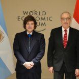 El presidente Javier Milei saludó a su par de la Confederación Suiza, Guy Parmelin, en el Centro de Convenciones de Davos-Klosters. El presidente Javier Milei saludó a su par de la Confederación Suiza, Guy Parmelin, en el Centro de Convenciones de Davos-Klosters.