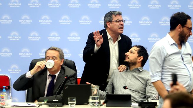 Germán Martínez, titular del bloque peronista, junto a los libertarios Nicolás Mayoraz y Álvaro Martínez.