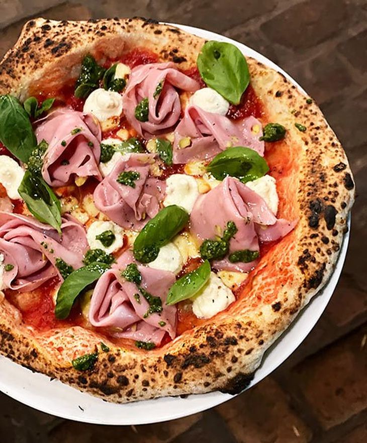 Las pizzas de Ti Amo se destacan por su masa y su estilo napolitano. 