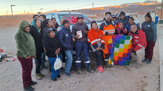 El Grupo Vacazur Hermanos decidió  devolverle a su tierra parte de lo que la actividad minera les permitió construir. En esta oportunidad, entregaron una camioneta Toyota Hilux 4x4 0 km a la comunidad Kolla de Olacapato.