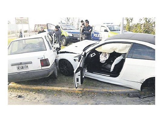 Asi quedó. El BMW que conducía Ricardo Centurión iba a una gran velocidad, lo que demuestra la violencia del choque, que por suerte, sólo tuvo dos heridos leves.