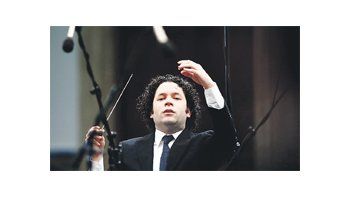 Gustavo Dudamel dirige a la Orquesta Simón Bolívar el sábado, en la Caracas convulsionada por los recientes hecho de violencia en las calles. Algunos de sus colegas, como Gabriela Montero, le reprocharon no tomar posición.