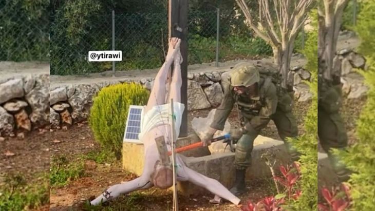 Una imagen difundida en internet mostró a un soldado golpeando una estatua de Jesús crucificado Una imagen difundida en internet mostró a un soldado golpeando una estatua de Jesús crucificado