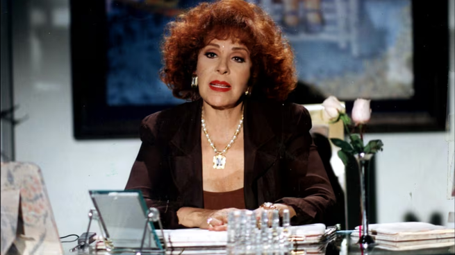 Silvia Pinal como conductora en Mujer Casos de la Vida Real