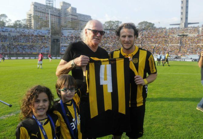 Los Forlán fueron parte de la historia de Peñarol y de la Selección de Uruguay. Los Forlán fueron parte de la historia de Peñarol y de la Selección de Uruguay.