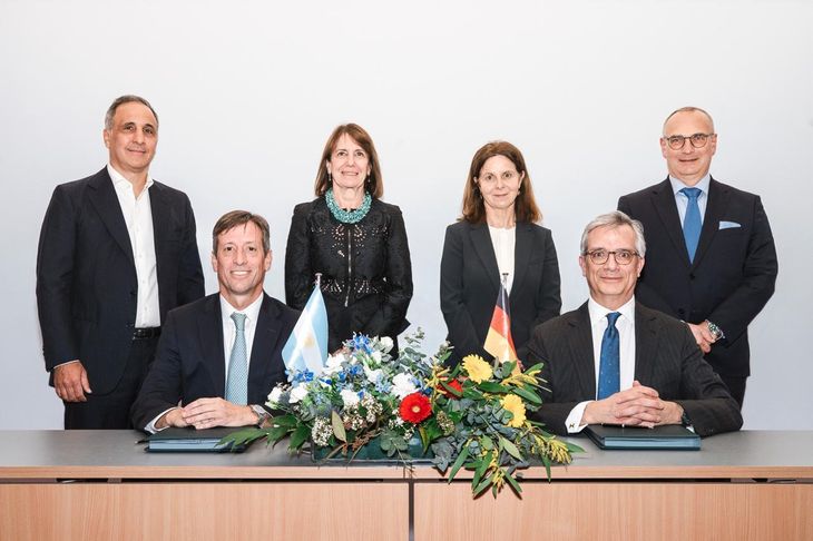 En la foto (De izquierda a derecha): Marcos Bulgheroni, Group CEO de PAE; Rodolfo Freyre, Presidente de SESA; Betina Pasquali de Fonseca, embajadora argentina en la República Federal de Alemania; Doris Honold, miembro del Consejo de Supervisión de SEFE, Frédéric Barnaud, CCO de SEFE; Dr. Egbert Laege; CEO de SEFE. En la foto (De izquierda a derecha): Marcos Bulgheroni, Group CEO de PAE; Rodolfo Freyre, Presidente de SESA; Betina Pasquali de Fonseca, embajadora argentina en la República Federal de Alemania; Doris Honold, miembro del Consejo de Supervisión de SEFE, Frédéric Barnaud, CCO de SEFE; Dr. Egbert Laege; CEO de SEFE.