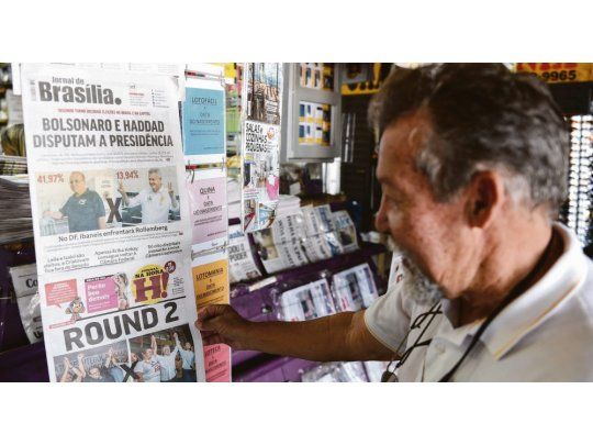 DESCANSO. Los dos candidatos dieron declaraciones escuetas a los medios después de meses de campaña frenética. Los diarios de Brasilia reflejaron en sus portadas los resultados de los comicios.