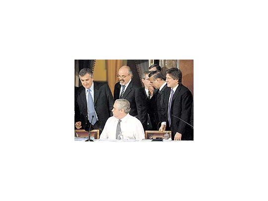 El senador kirchnerista Fabián Ríos -sentado- recibió ayer en el plenario de Comisiones de Presupuesto y Hacienda y de Trabajo y Previsión Social, al ministro de Trabajo, Carlos Tomada; al jefe de la ANSeS, Amado Boudou; y al titular de la bancada oficialista, Miguel Pichetto. El radical Gerardo Morales -izq. de la foto- fiscalizó el encuentro.