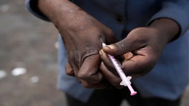 La práctica de compartir sangre que provocó el aumento mundial del VIH.