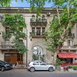 Frente histórico. La arquitectura ecléctica del Pasaje General Paz, con puentes, galerías y patios, conserva la identidad original del conjunto construido en 1925. Frente histórico. La arquitectura ecléctica del Pasaje General Paz, con puentes, galerías y patios, conserva la identidad original del conjunto construido en 1925.