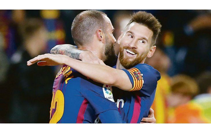 Feliz. Lionel Messi se abraza con Alexis Vidal. La pulga hizo cuatro goles ante la vista de Jorge Sampaoli que habrá quedado satisfecho.
