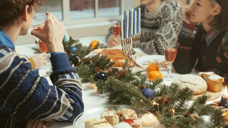 Hanukkah es la festividad judía donde se encienden velas durante ocho días. Hanukkah es la festividad judía donde se encienden velas durante ocho días.