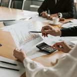 El gobierno trabaja a contrarreloj para definir las negociaciones salariales antes de fin de mes. El gobierno trabaja a contrarreloj para definir las negociaciones salariales antes de fin de mes.