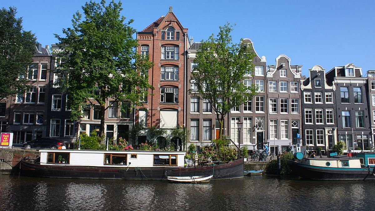 Emigrate: how to work for a year in Amsterdam without having a European passport and earn more than 2,000 euros per month
