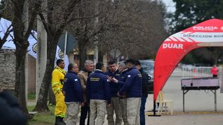 El operativo de búsqueda en Colonia Caroya incluyó rastrillajes, móviles policiales, bomberos, unidades especiales y la asistencia de un helicóptero. El operativo de búsqueda en Colonia Caroya incluyó rastrillajes, móviles policiales, bomberos, unidades especiales y la asistencia de un helicóptero.