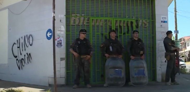 La policía debió custodiar el comercio.