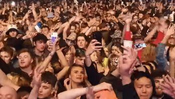 Una multitud sin barbijo se congregó en el Reino Unido en un concierto piloto.