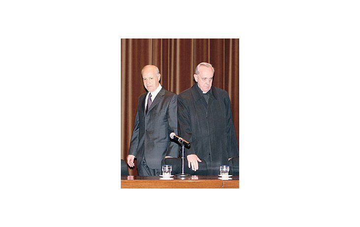 ámbito.com | Saludos mudos a la platea ayer de Roberto Lavagna y JorgeBergoglio antes de comenzar la presentación de un libroque los reunió en Capital Federal a la misma hora que NéstorKirchner y Rafael Bielsa buscaban votos para el oficialismoen el estadio de