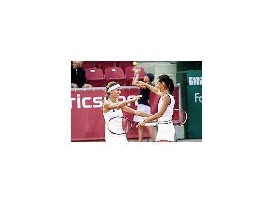 Dulko junto a la italiana Flavia Pennetta.