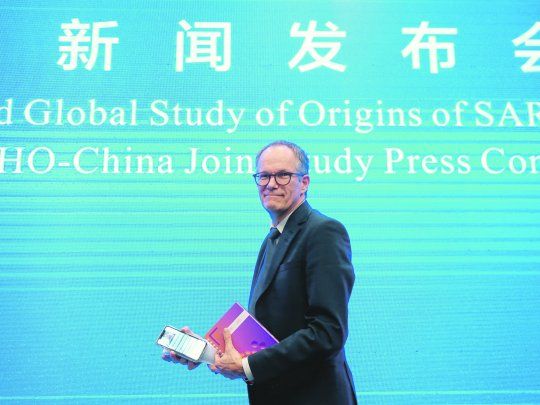 EXPECTATIVA. La conferencia que brindó Peter Ben Embarek, miembro de la comisión de la OMS que investiga el origen del covid-19 en China, concitó ayer la atención mundial.