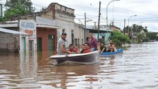 Algunas familias debieron ser evacuadas con equipos especiales en La Madrid, en el sur tucumano. Algunas familias debieron ser evacuadas con equipos especiales en La Madrid, en el sur tucumano.