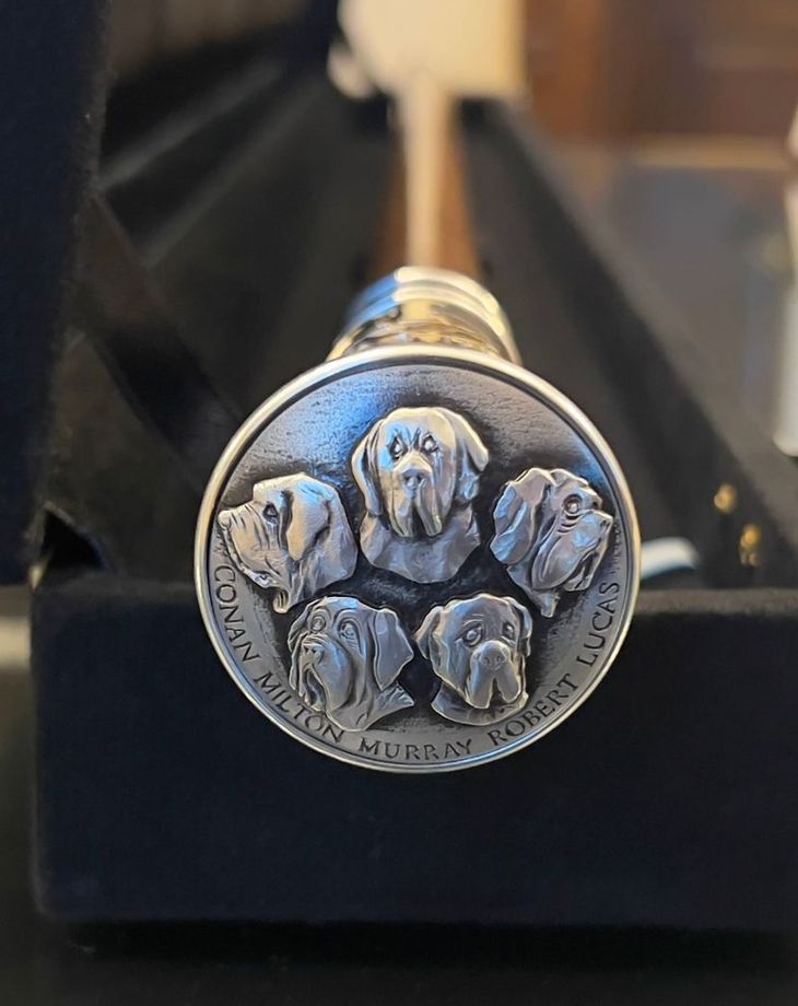 Los cinco perros de Javier Milei, presentes en el bastón presidencial. Los cinco perros de Javier Milei, presentes en el bastón presidencial.