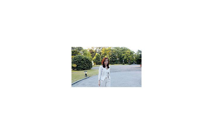 ámbito.com | La Presidenciade laNacióncomenzó ayera distribuirfotografías deCristina deKirchnerregistradas enla residenciade Olivos enactitud dedescanso.Hasta ahorasólo seconocían lasque lamostraban enactos otrabajando.