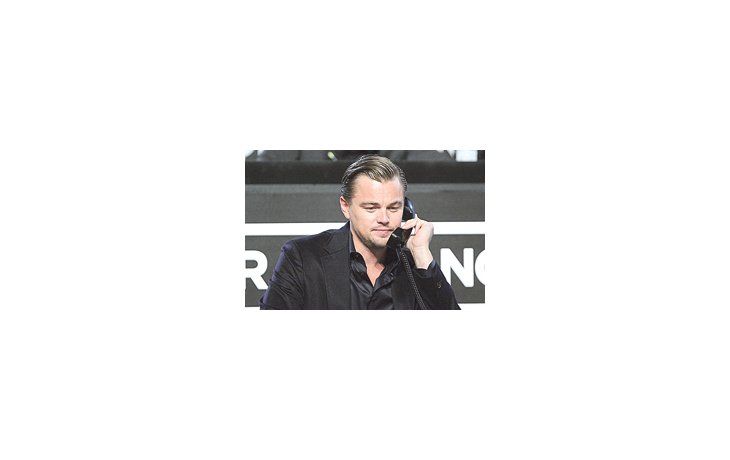 Leonardo DiCaprio fue una de las muchas estrellas de Hollywood que recibía las donaciones telefónicas, mientras otras actuaban o cantaban, durante el maratón televisivo que recaudó 30 millones de dólares.