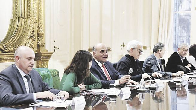 gabinete. Juan Manzur junto a la ministra de Economía, Silvina Batakis, en la primera reunión del Gabinete nacional de la que participó la funcionaria.